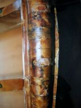 Abb. 3: Vorzustand: Furnierschäden und farbige Kitte an der rechten Kommodenkante